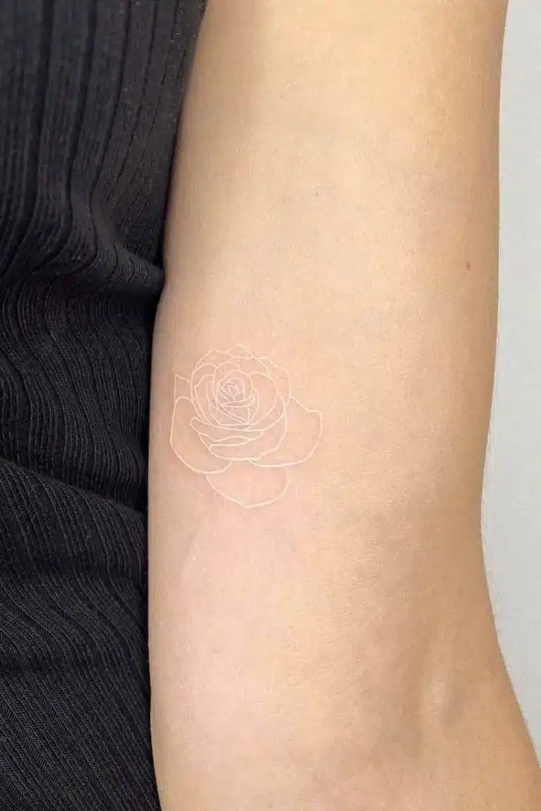 braccio con tatuaggio bianco