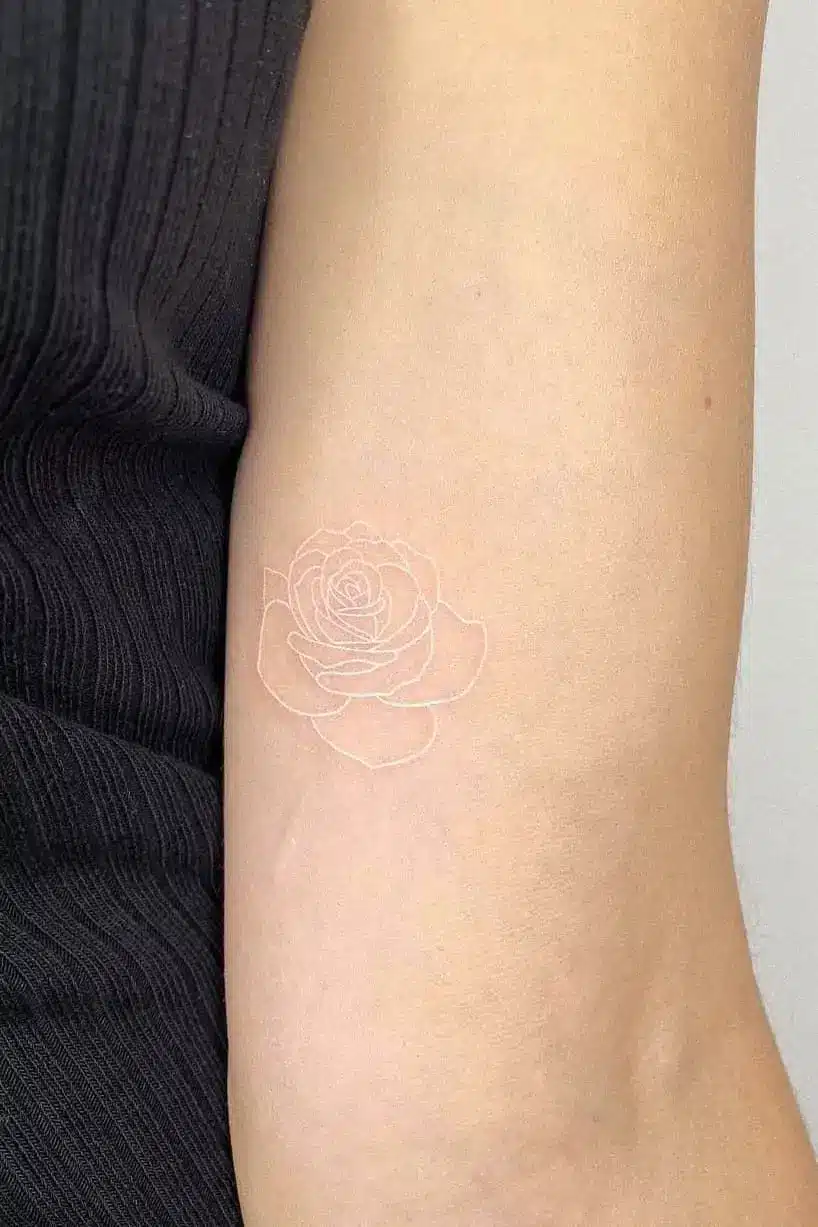 braccio con tatuaggio bianco