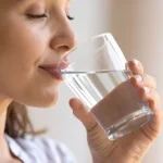 donna che beve acqua