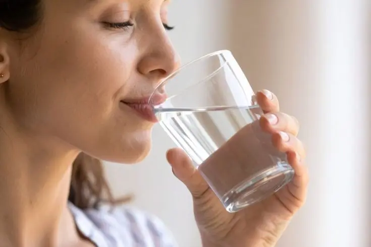 donna che beve acqua