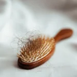 spazzola con capelli attaccati