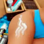 braccio con crema solare