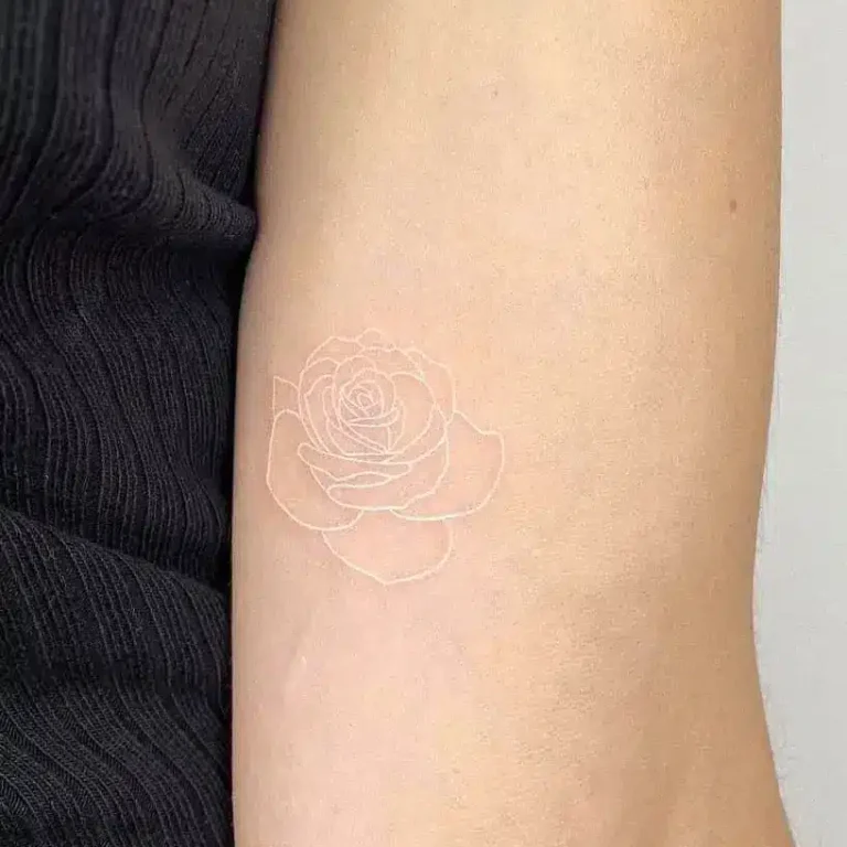 braccio con tatuaggio bianco