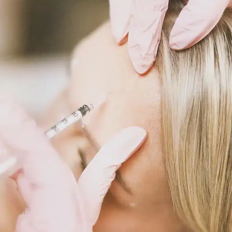 Esecuzione del trattamento botox sulla fronte