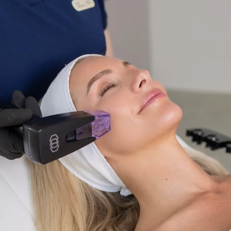 medemis-kliinik-teenus-morpheus8-mikronoelumine-rf-anna-saar-naha-noorendamine